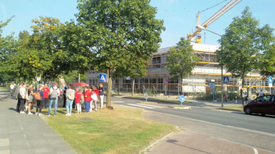 am Gynmasium und vor dem Neubau der Gudrun-Pausewang-Grundschule