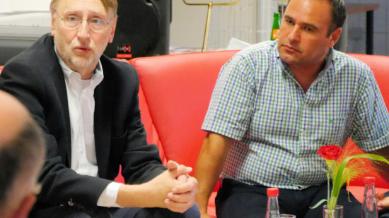Auf dem Roten Sofa: Bernd Lange und Ahmet Kuyucu