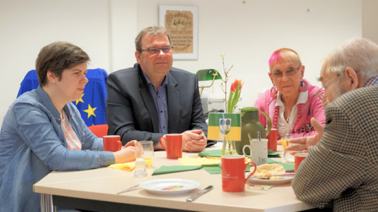 SPD-Bürgermeisterkandidat Matthias Paul im Gespräch mit Burgdorfer Bürgerinnen und Bürgern.